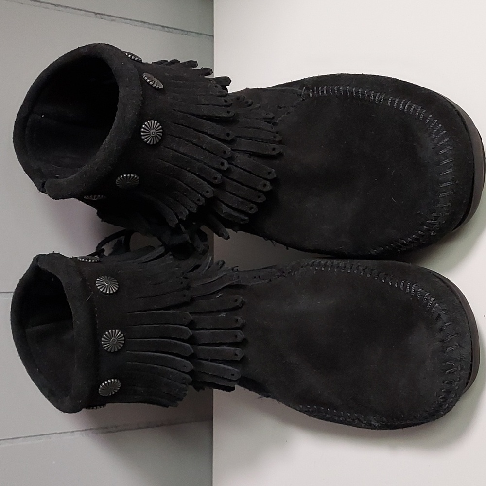 Minnetonka Double Fringe Side Zip Boot Size 9